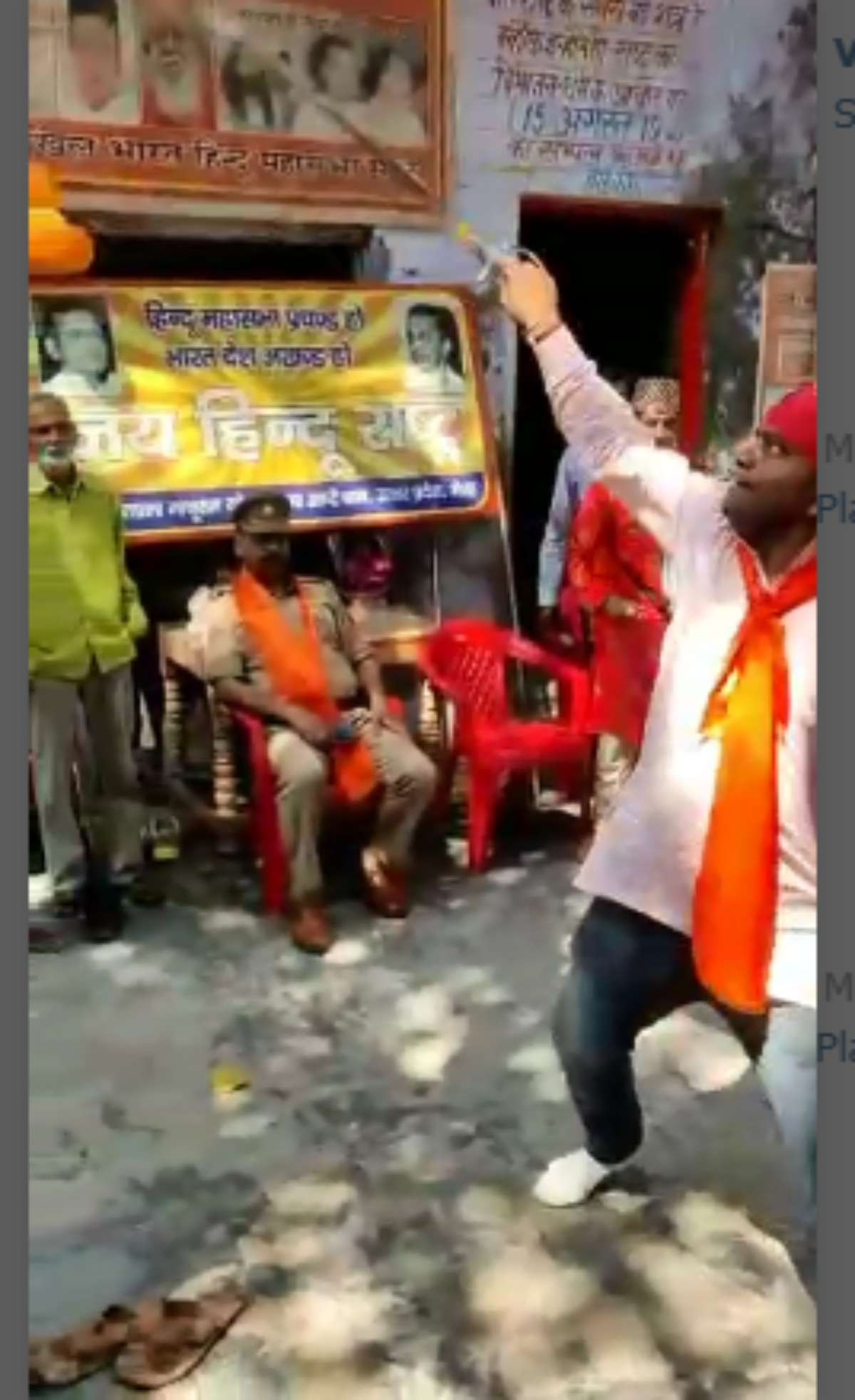 Meerut News: चैत्र नवरात्र पर निकली ध्वजारोहण यात्रा, हिंदू महासभा कार्यकर्ताओं ने लहराई तलवार