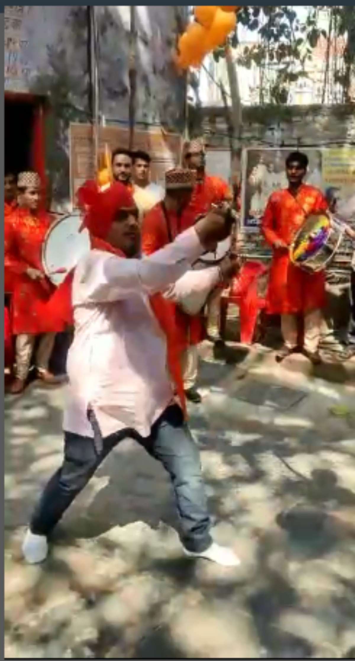 Meerut News: चैत्र नवरात्र पर निकली ध्वजारोहण यात्रा, हिंदू महासभा कार्यकर्ताओं ने लहराई तलवार