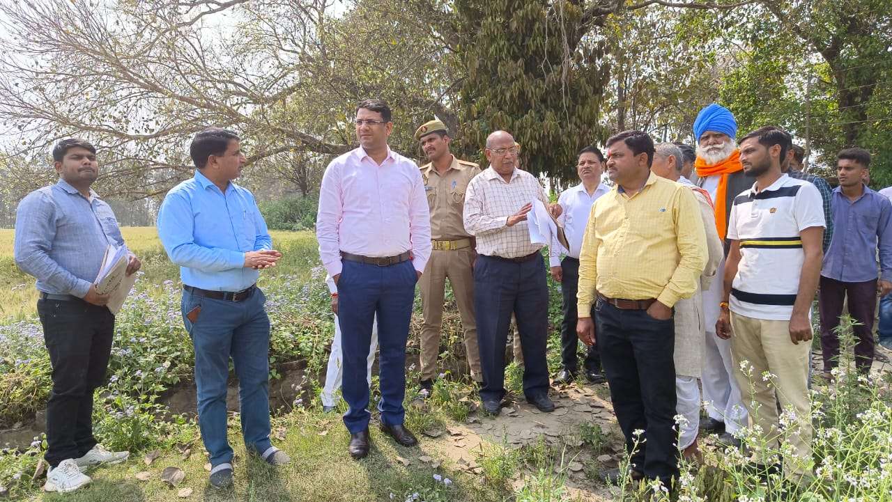 गोंडा के डोमा कल्पी में डीएम ने विश्वविद्यालय की जमीन का मौका मुआयना किया