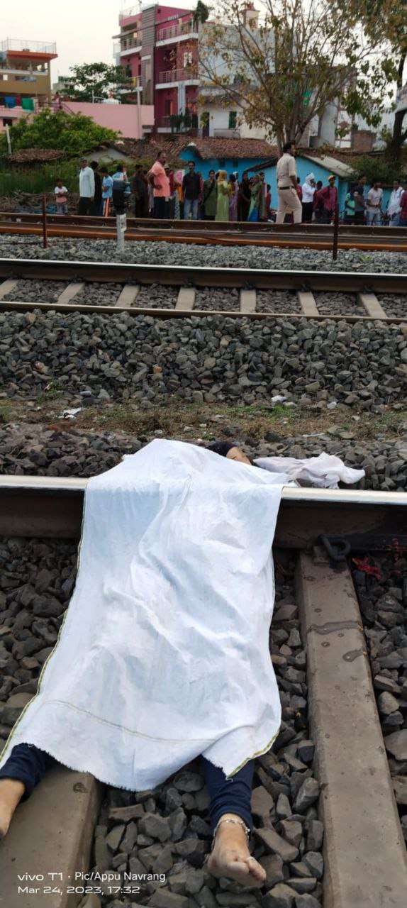 बच्चे की मौत का सदमा बर्दास्त नहीं कर पाई मां मालगाड़ी के सामने कूद कर दे दी जान