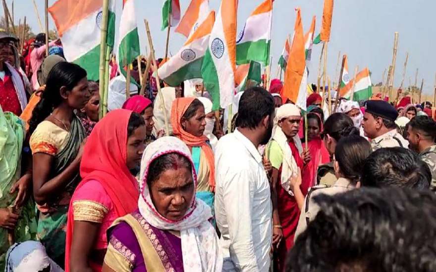 Video: लाठी-डंडे, तीर-धनुष से लैस ग्रामीणों के सामने बुलेट प्रूफ जैकेट व हेलमेट पहनकर पहुंचे कलेक्टर-एसपी