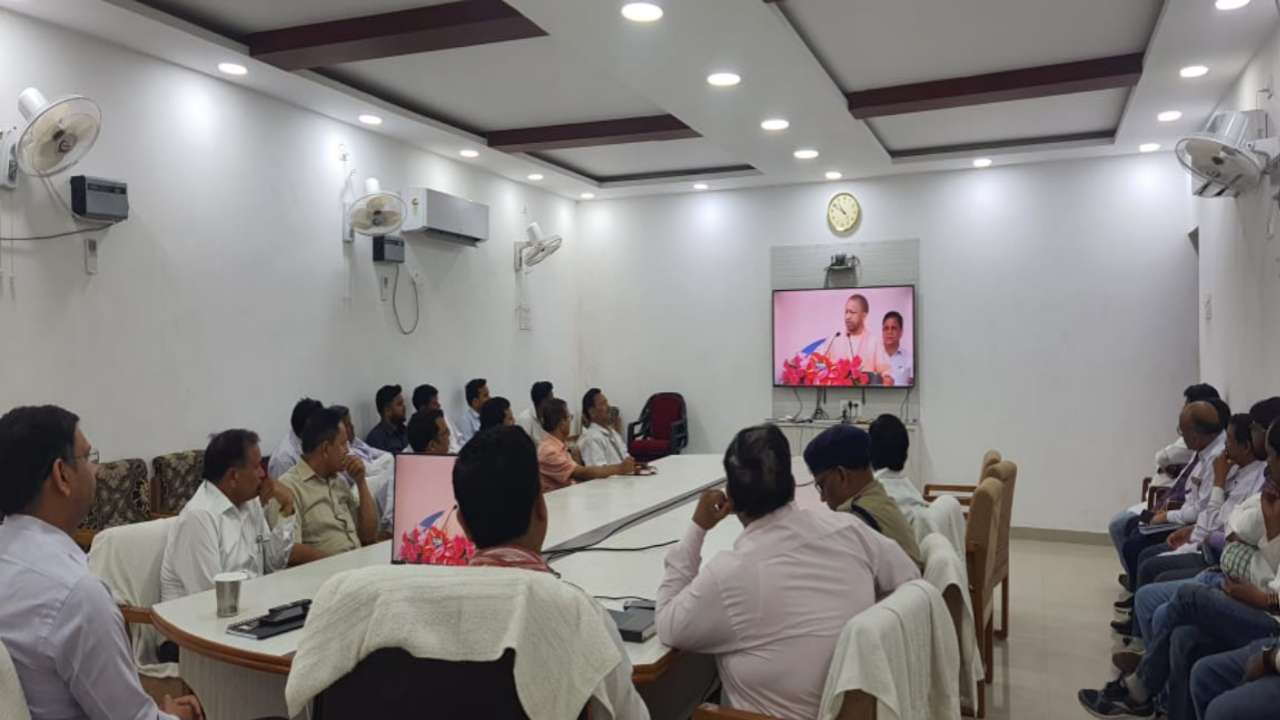 एनआईसी में मोबाइल बैटरी कार्यक्रम का प्रसारण देखते डीएम और अन्य अधिकारी गण