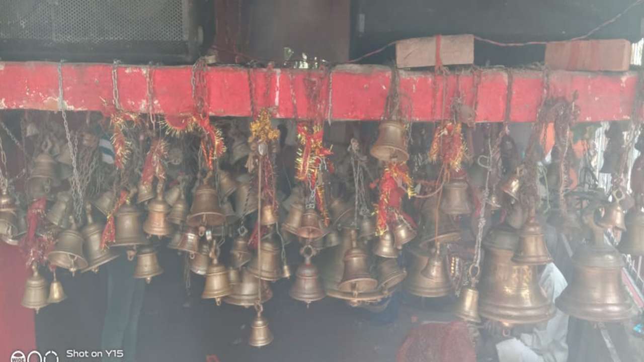 मां के दरबार में बंधा घंटा
