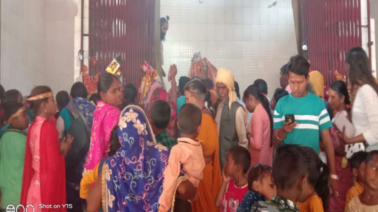 प्रसाद चढ़ाने के लिए लाइन में लगे श्रद्धालु