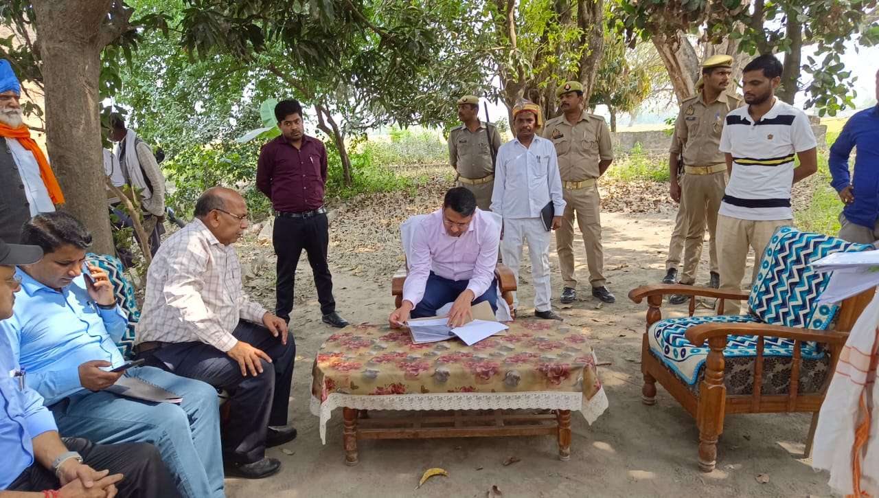 अभिलेखों की जांच करते डीएम