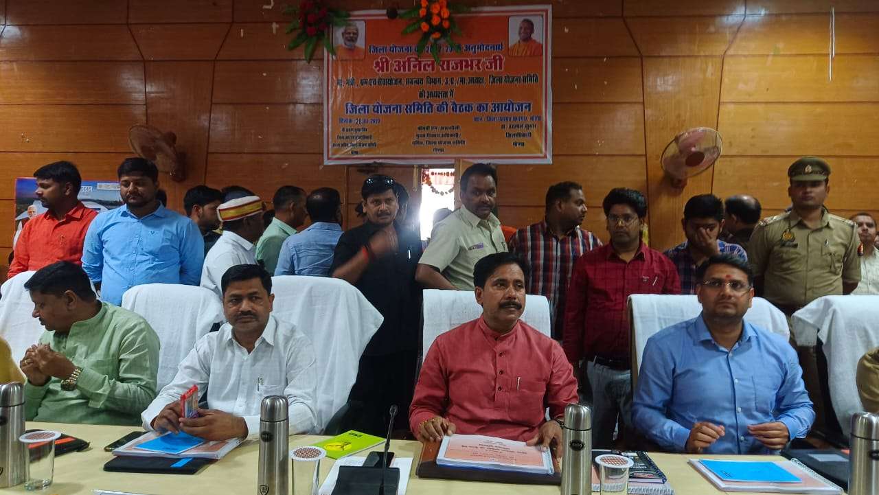 जिला पंचायत की बैठक में प्रतिभाग करते प्रभारी मंत्री अनिल राजभर
