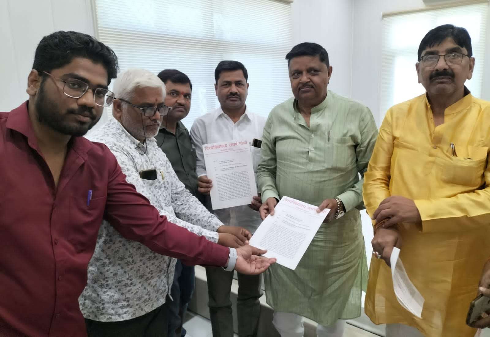 विधायक बावन सिंह एमएलसी मंजू सिंह को ज्ञापन देते डोमा कल्पी के प्रधान अरविंद पांडे और अन्य