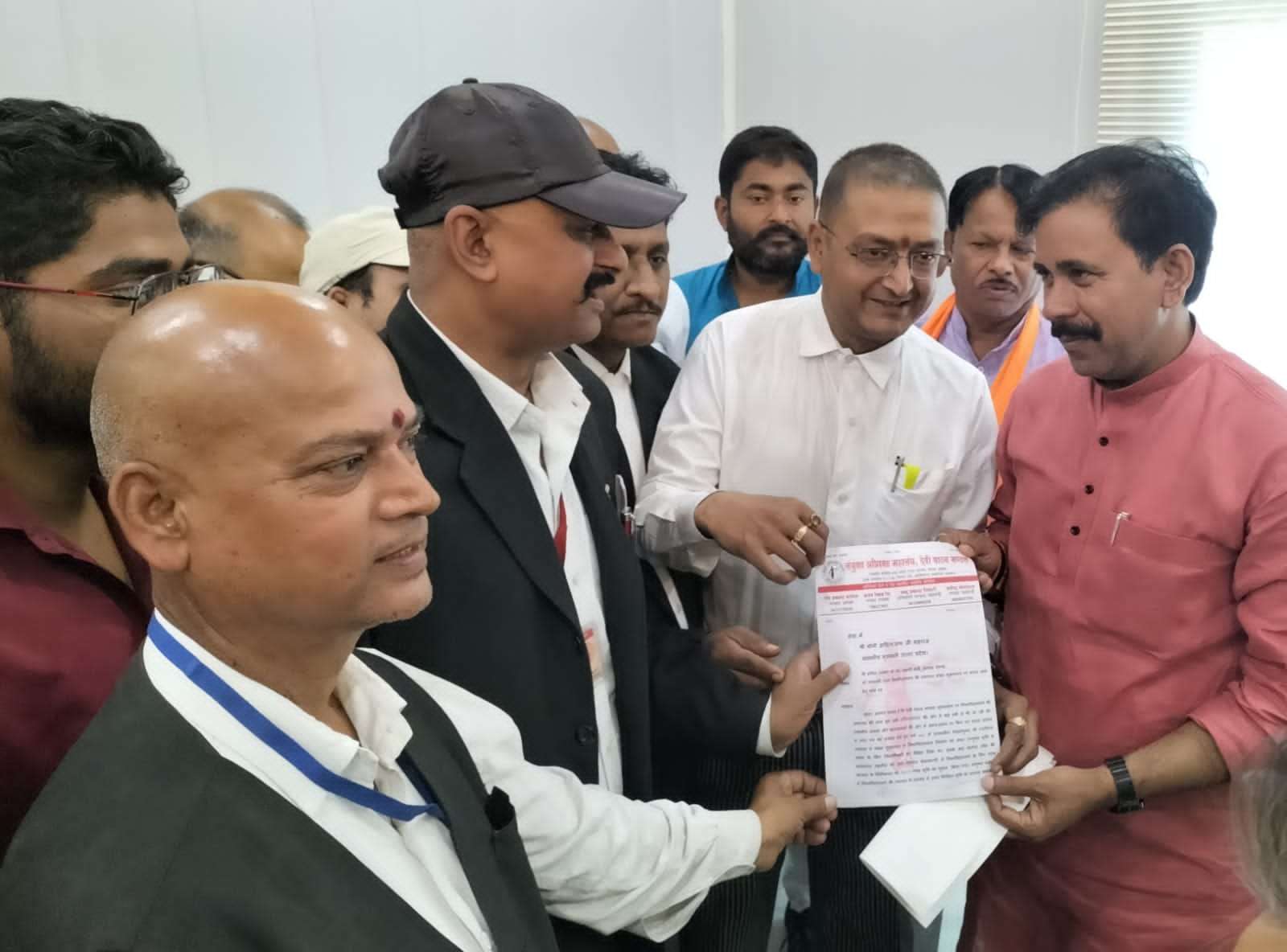 विश्वविद्यालय निर्माण को लेकर कैबिनेट मंत्री को ज्ञापन देते अधिवक्ता