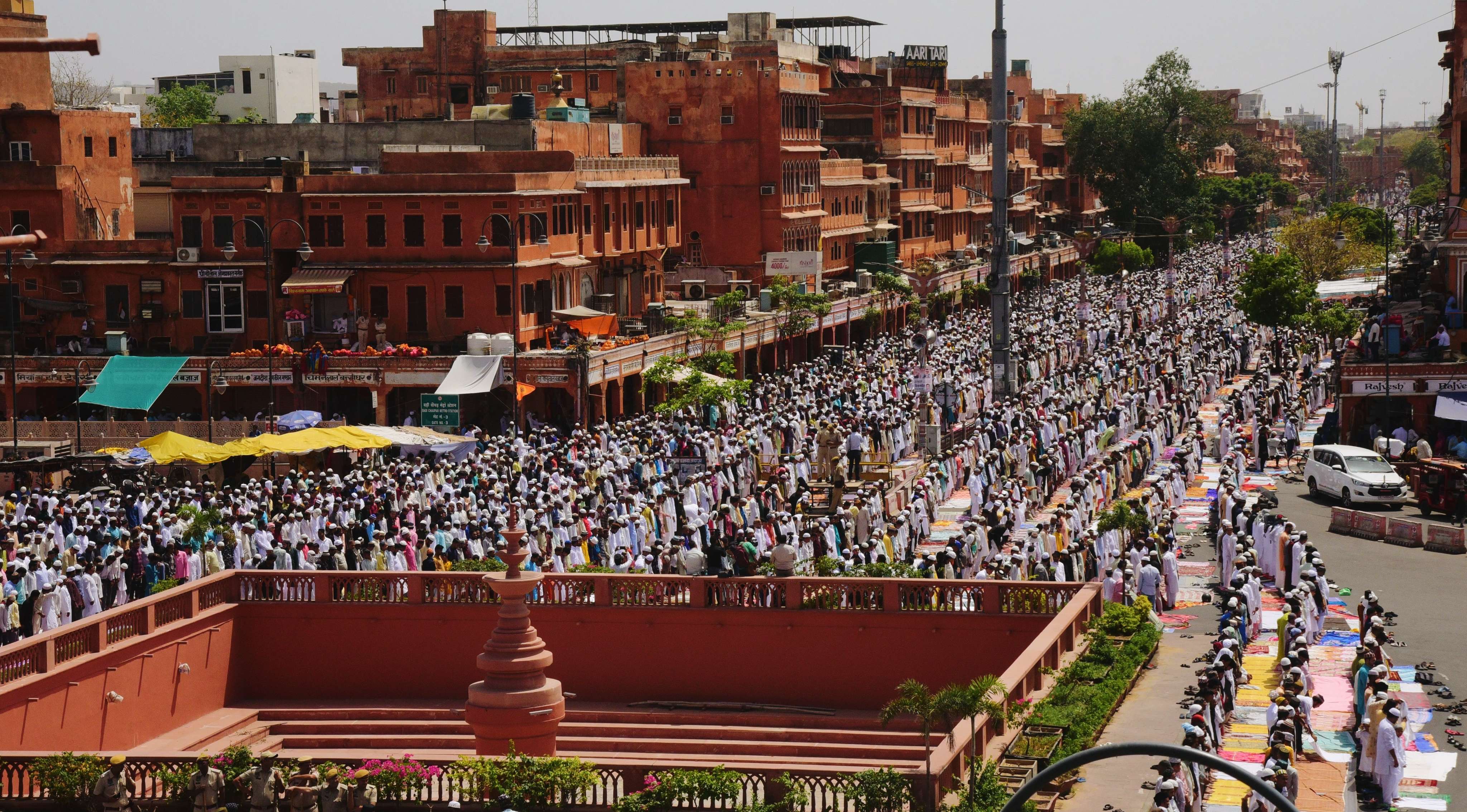 देखें फोटो/वीडियो: जुमातुल विदा की नमाज में खुदा की इबादत में अकीदतमंदों का उमड़ा हुजूम