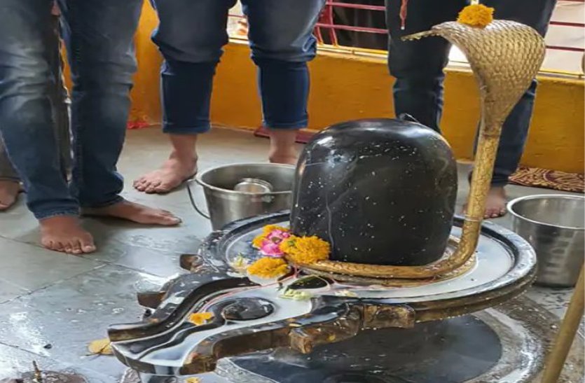 The stream of milk coming out of the pot of water fell on the Shivling |  हैरान रह गए भक्त, जब पानी की मटकी से निकलने लगी दूध की धार | Patrika News
