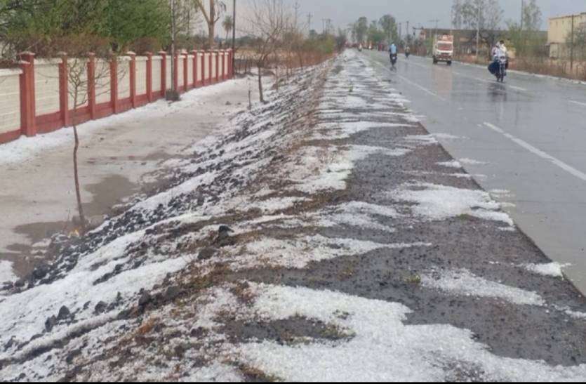 एमपी में कश्मीर सा नजारा - 2 किलोमीटर तक बिछी बर्फ की चादर