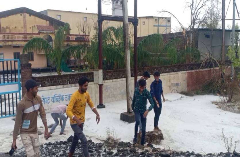 एमपी में कश्मीर सा नजारा - 2 किलोमीटर तक बिछी बर्फ की चादर