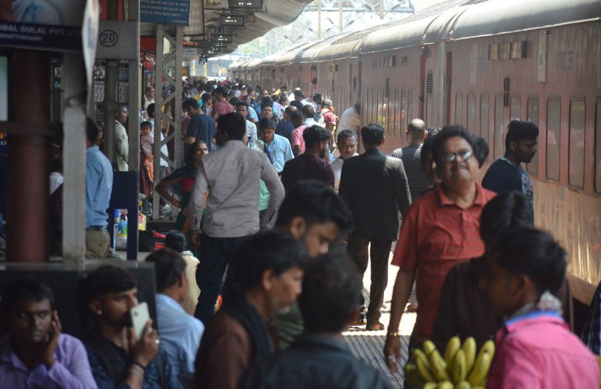 उरकुरा में रोककर रायपुर स्टेशन से चली कई ट्रेनें, आज-कल ज्यादा दिक्कत नहीं