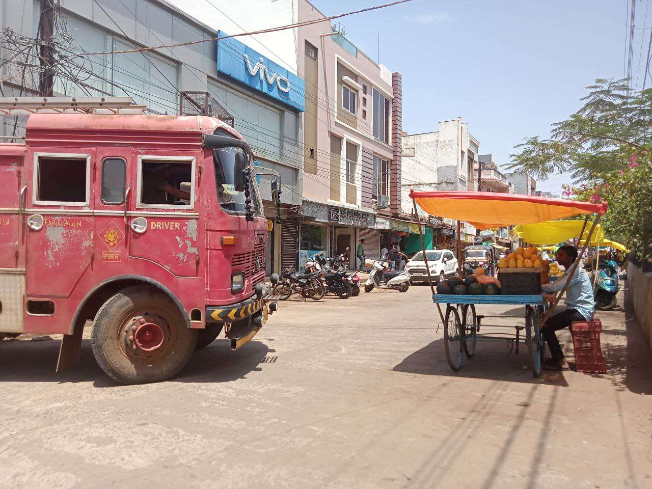 हाट रोड पर आग लगने की सूचना पर आधे घंटे बाद पहुंच सकी फायर ब्रिगेड