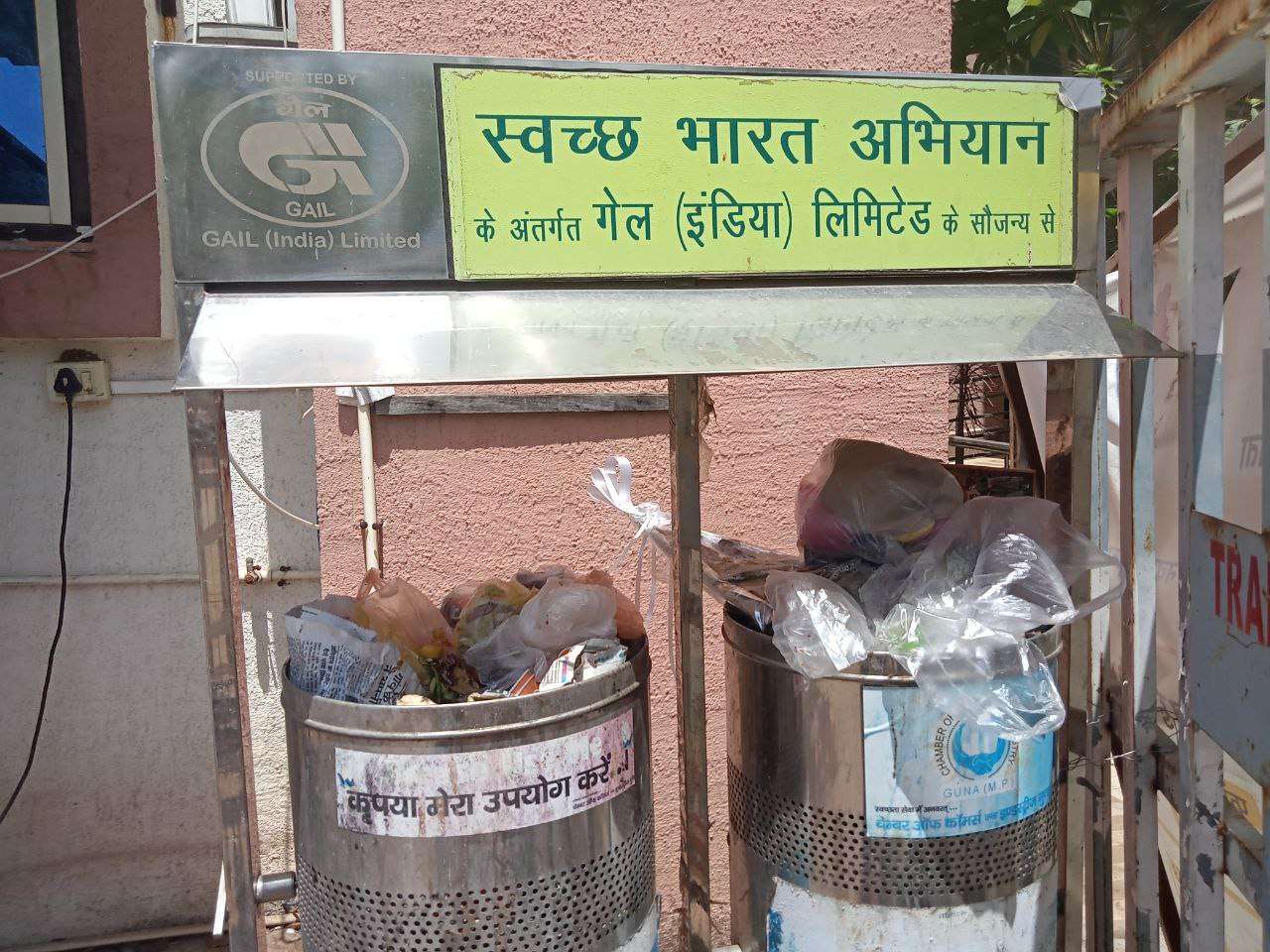 डोर टू डोर गंदगी: डस्टबिन फुल, गमले पीक से लाल, गेट पर ही जला रहे कचरा