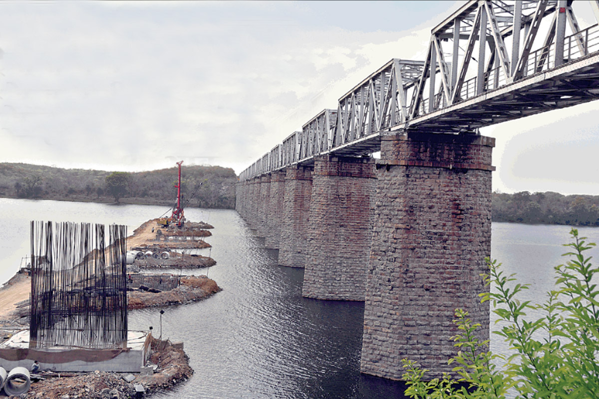 Jhansi News : बेतवा नदी पर रेलवे ने शुरू किया पुल का काम, झांसी-मानिकपुर डबल ट्रैक पकड़ चुका रफ्तार | Railway started bridge work on Betwa river Jhansi-Manikpur double trac | Patrika News