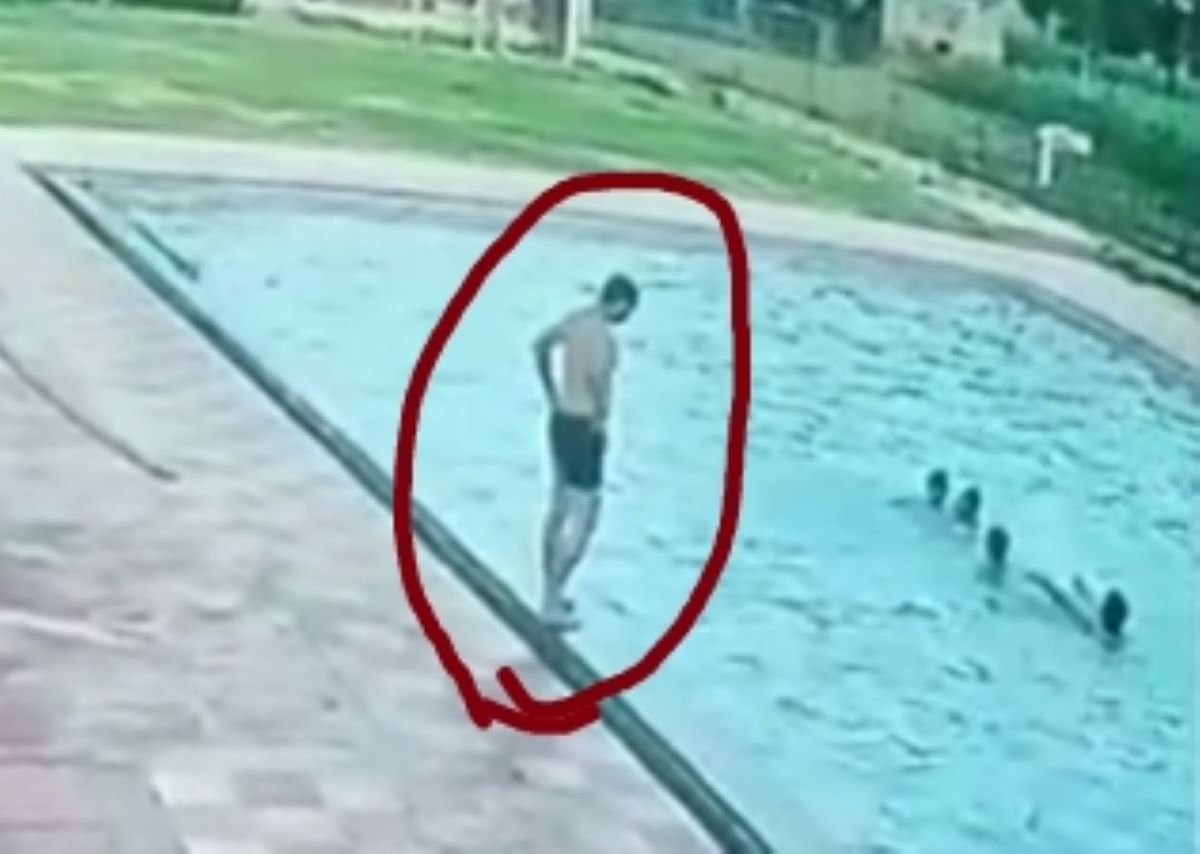 AGRA NEWS: Live video of the death of a young man, people kept bathing |  AGRA NEWS: युवक की मौत का लाइव VIDEO, लोग नहाते रहे और सामने डूब गया युवक |