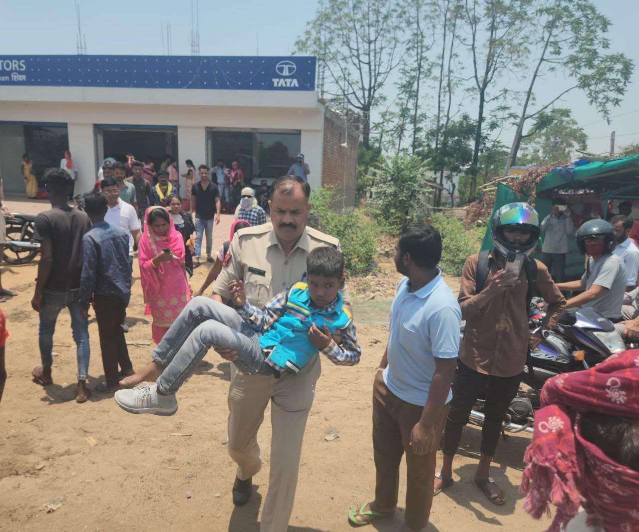 जेंजरा चौक पर बस ट्रेलर से टकराकर पलटी, 12 यात्री घायल, दो गंभीर