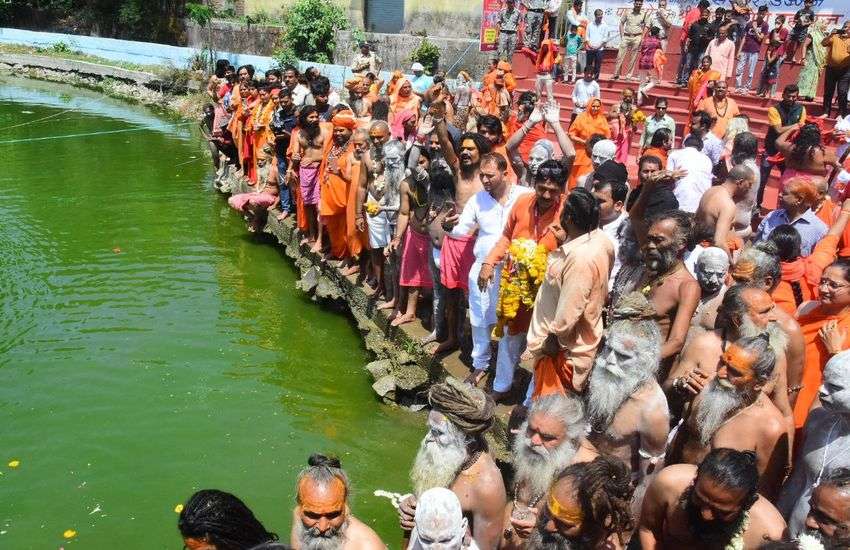 पेशवाई में नागा साधुओं ने किया अस्त्र-शस्त्र का हैरतअंगेज प्रदर्शन