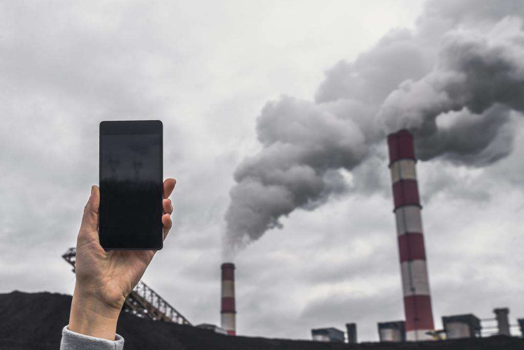 smartphones_causing_pollution.jpg