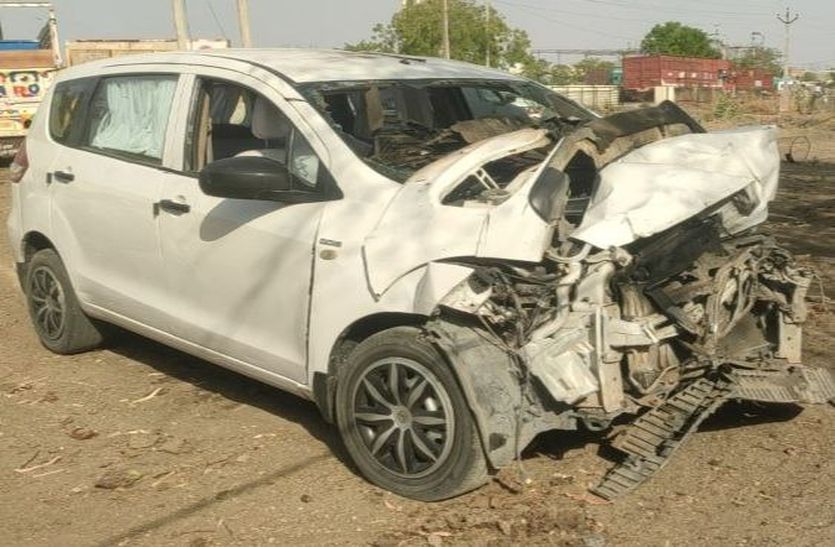 भोपाल की लिंक रोड नंबर-2 पर हादसा:100 की स्पीड से आई कार 5 फीट उछलकर दूसरी कार के बोनट पर चढ़ी