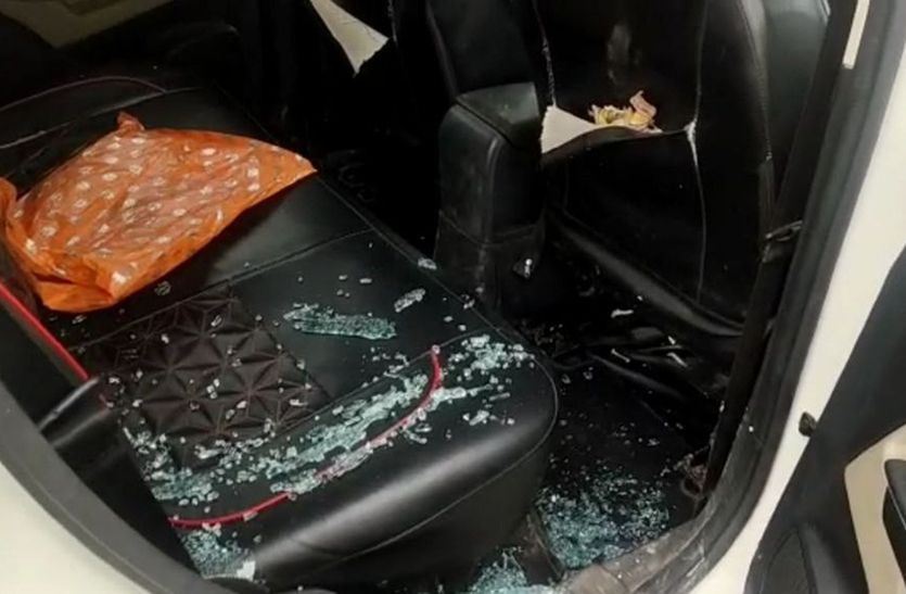 बदमाशों के हौसले बुलंद: दिनदहाड़े बैंक मैनेजर की कार का शीशा तोडकऱ बैग चुराया