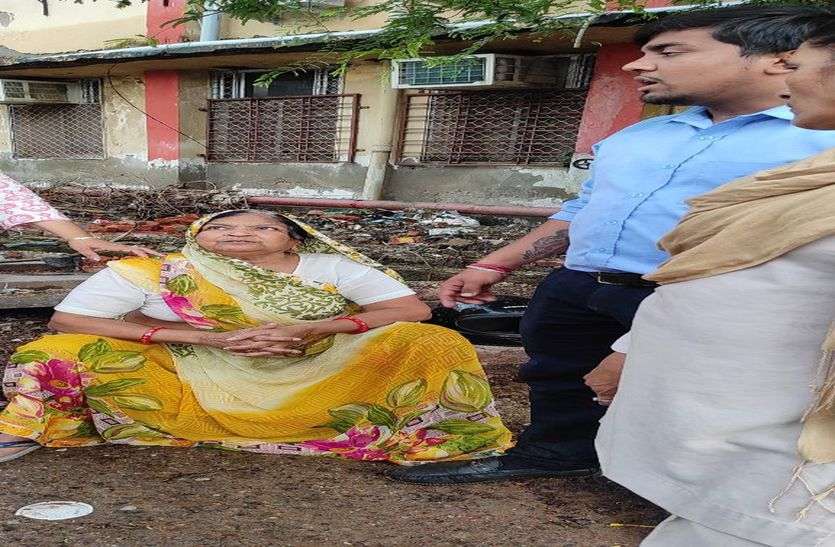 वोल्वो की टक्कर से घिसटती महिला की मौके पर ही मौत