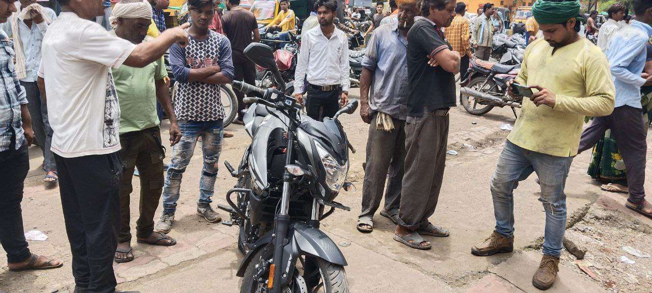 दमोह में बैंक के बाहर खड़ी स्कूटी की डिक्की से बाइकर्स ने चुराना चाहे रुपए, फिर हुआ यह