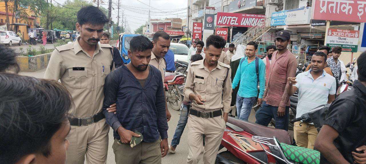 दमोह में बैंक के बाहर खड़ी स्कूटी की डिक्की से बाइकर्स ने चुराना चाहे रुपए, फिर हुआ यह