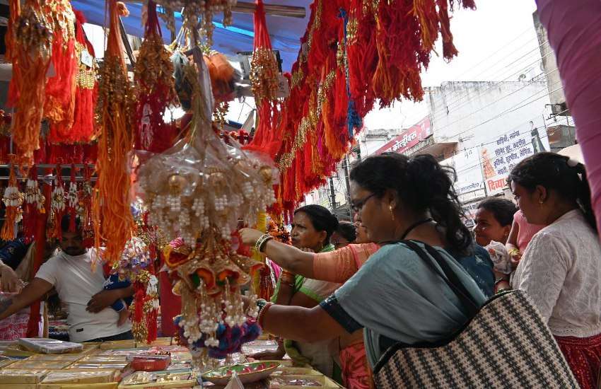 रक्षाबंधन के लिए रा​खियों का सजा बाजार, देखें तस्वीरें |Rakhi's decoration market for Rakshabandhan, see photos | Patrika News