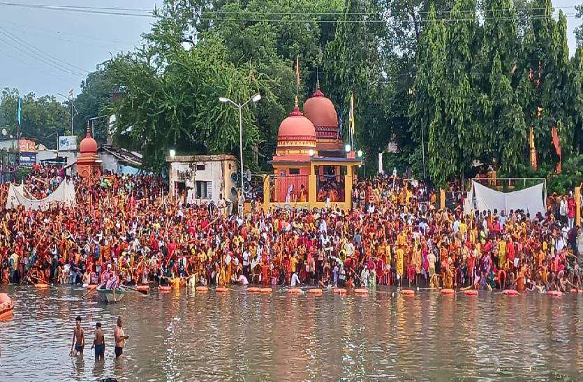 श्रद्धालुओं के साथ कावड़ लेकर निकले पं.प्रदीप मिश्रा, देखें फोटो-वीडियो