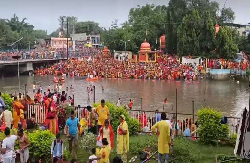 श्रद्धालुओं के साथ कावड़ लेकर निकले पं.प्रदीप मिश्रा, देखें फोटो-वीडियो