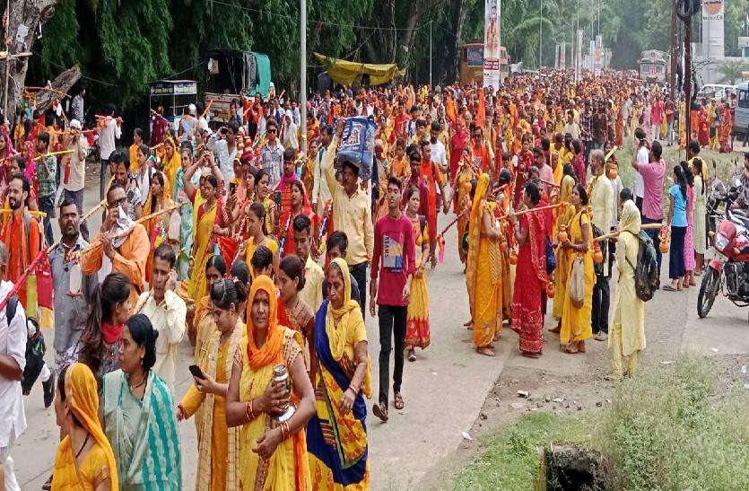 श्रद्धालुओं के साथ कावड़ लेकर निकले पं.प्रदीप मिश्रा, देखें फोटो-वीडियो