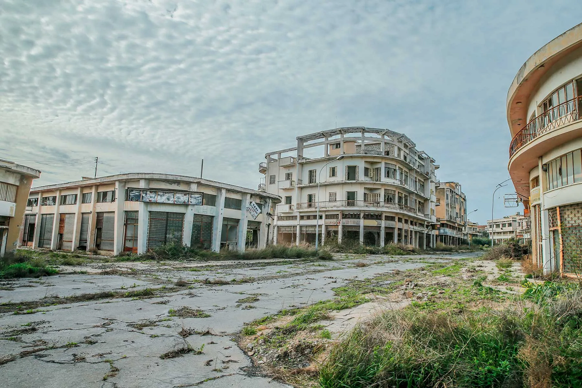 This is a ghost town! More than one beautiful bungalow has been built, but no one has come to buy it!