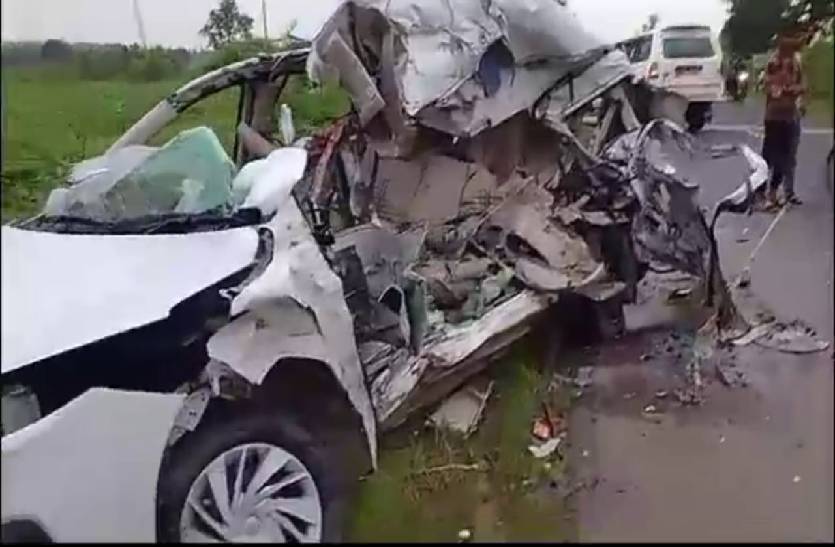 5 लोगों की ऑन द स्पॉट मौत, कार को काटकर निकाले सभी के शव, देखें वीडियो