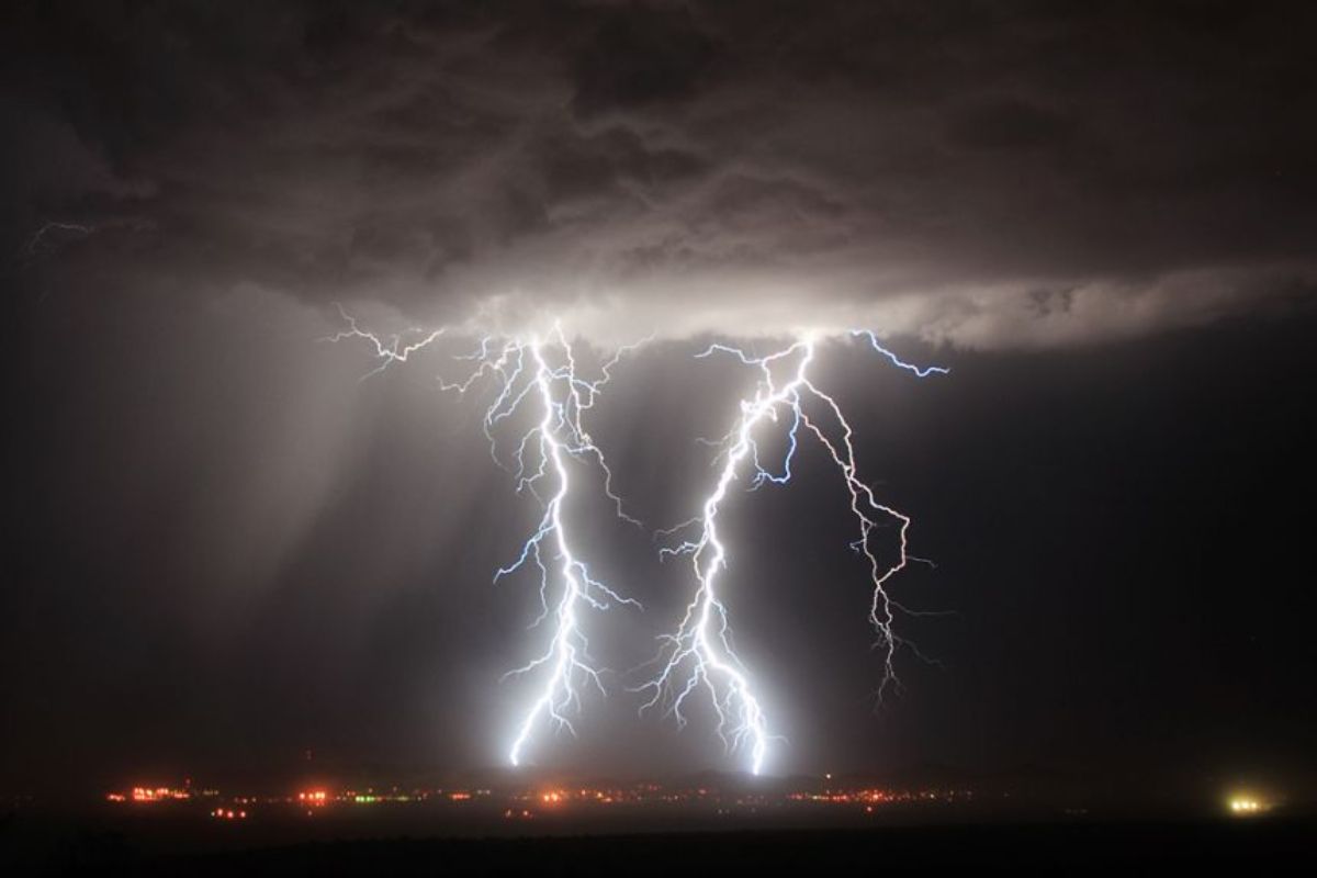 Very weather. Шум грозы. Погода гроза. Погода Гром. Гроза прослушивания.