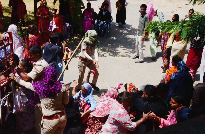 Women fight in Maharani School Banipark to get free smartphone Police rained batons |  There was a fight among the women in the race to get a free smartphone, then the police used batons.

 | Pro IQRA News