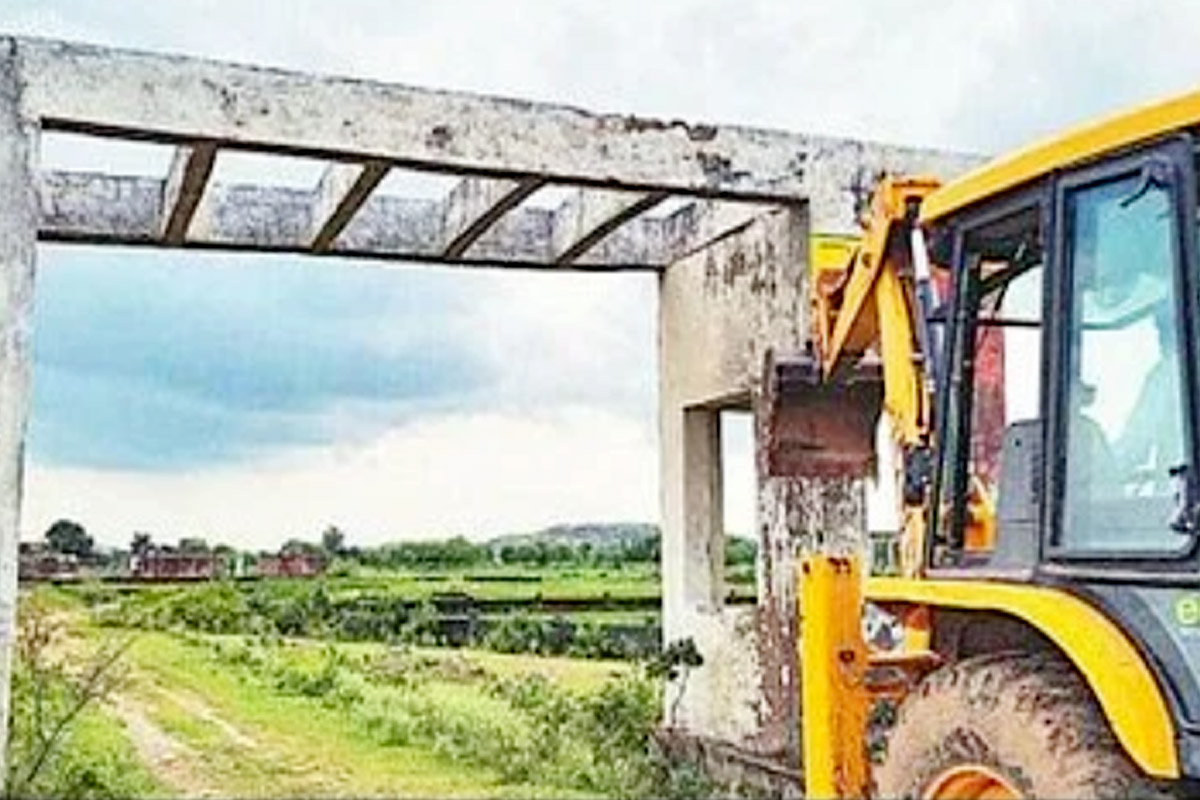JDA bulldozer hits 3 illegal colonies 14 on radar |  Jhansi News: JDA bulldozers hit 3 illegal colonies in Jhansi, 14 on radar

 | Pro IQRA News