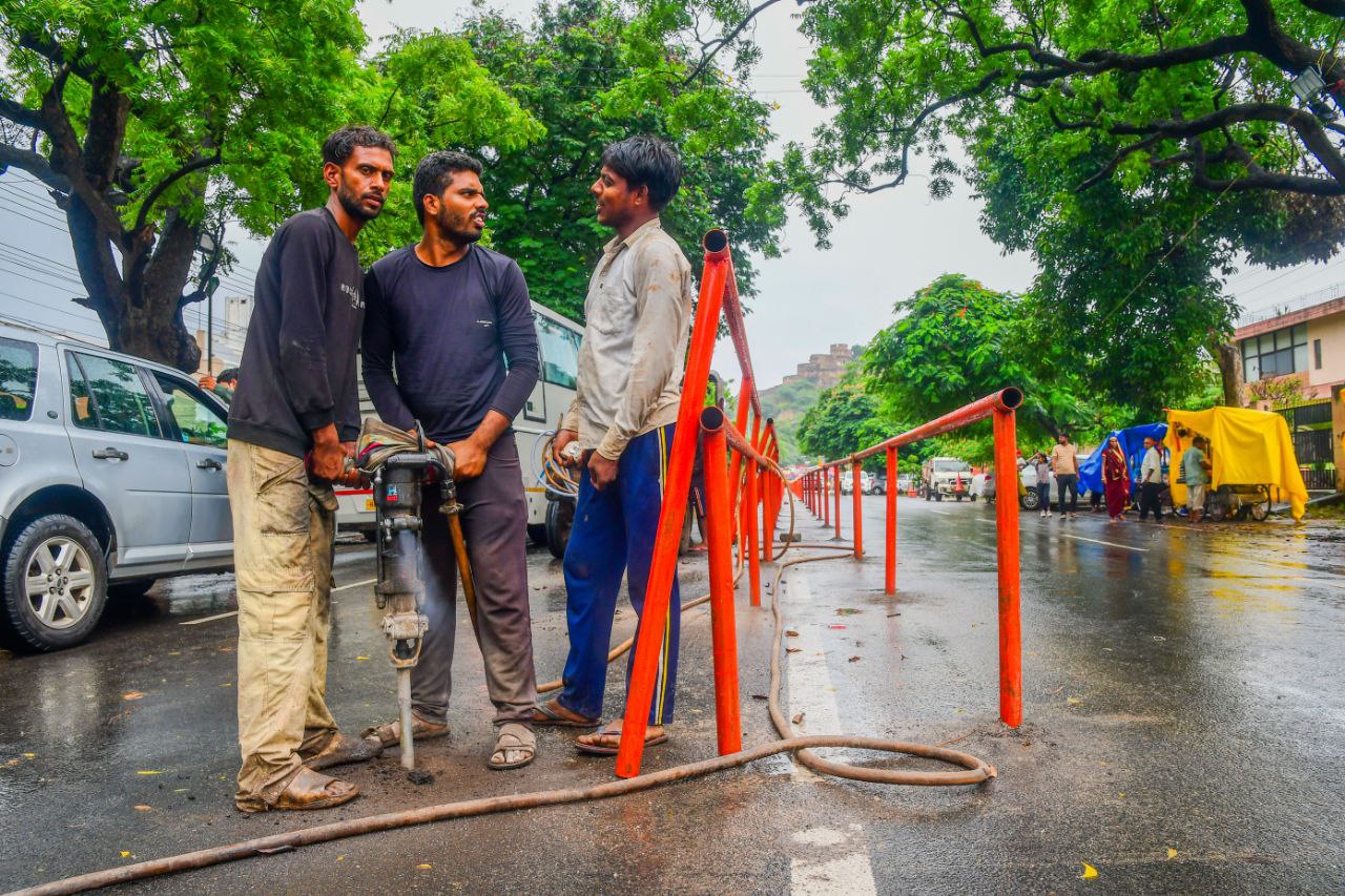 Arbitrary barricades on Takhteshahhi Road and JLN Marg, pits dug on man.  Arbitrary barricades on Takhteshahi Road and JLN Marg, pits dug at many places

 | Pro IQRA News