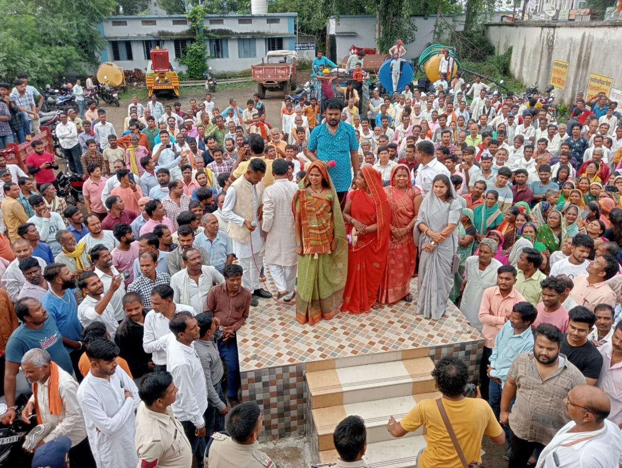 केवलारी परिषद के खिलाफ पार्षदों का हल्ला, जनता के साथ उतरे सड़क पर