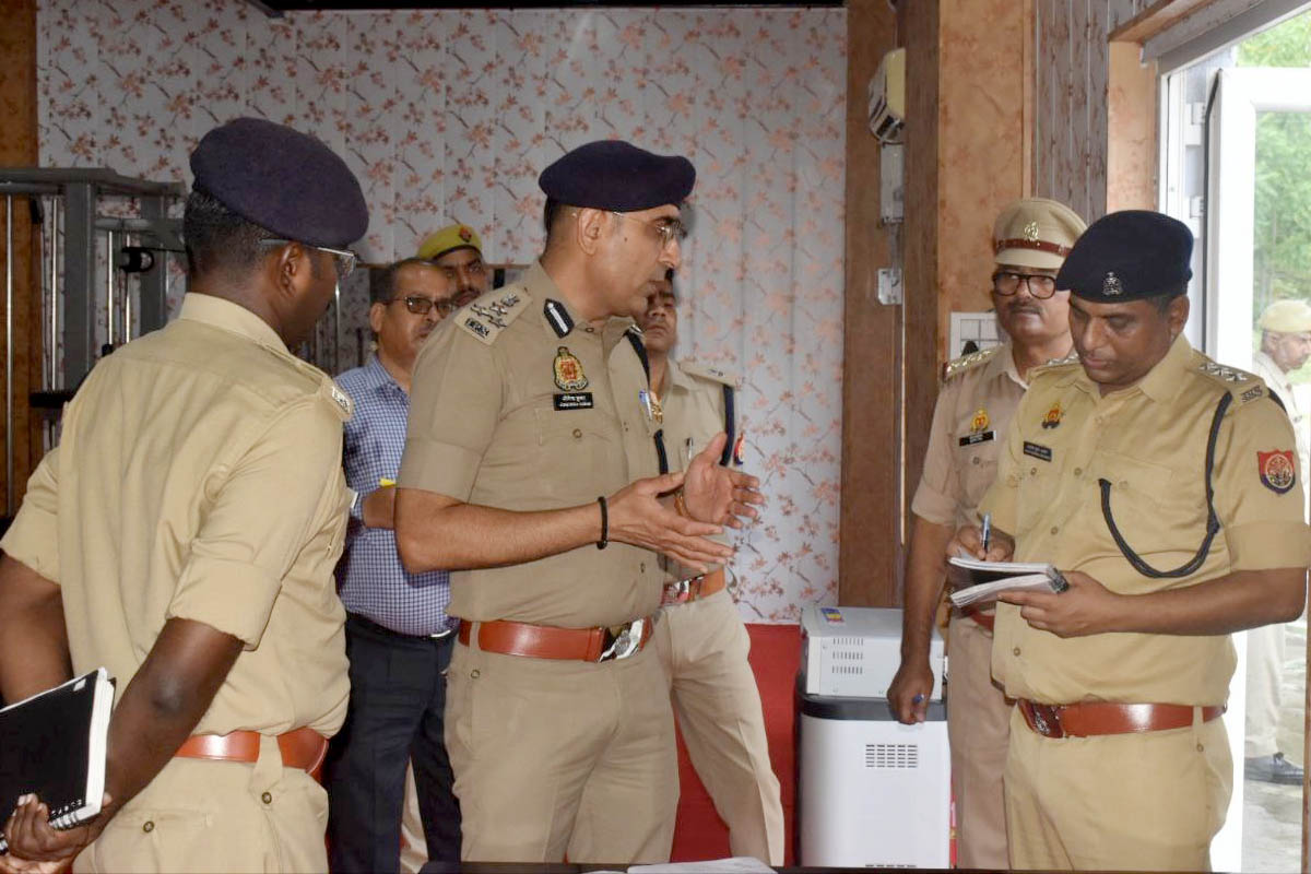 पुलिस को चकमा देकर 3 कैदी फरार, तीन दरोगा सहित 8 पुलिसकर्मी बर्खास्त | 8 policemen dismissed in prisoner absconding case | Patrika News