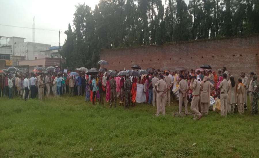 डिप्टी सीएम का निवास घेरने निकले सफाईकर्मियों का पुलिस ने रोका रास्ता तो दूसरे रास्ते से लगाई दौड़, हुई जोर-आजमाइश