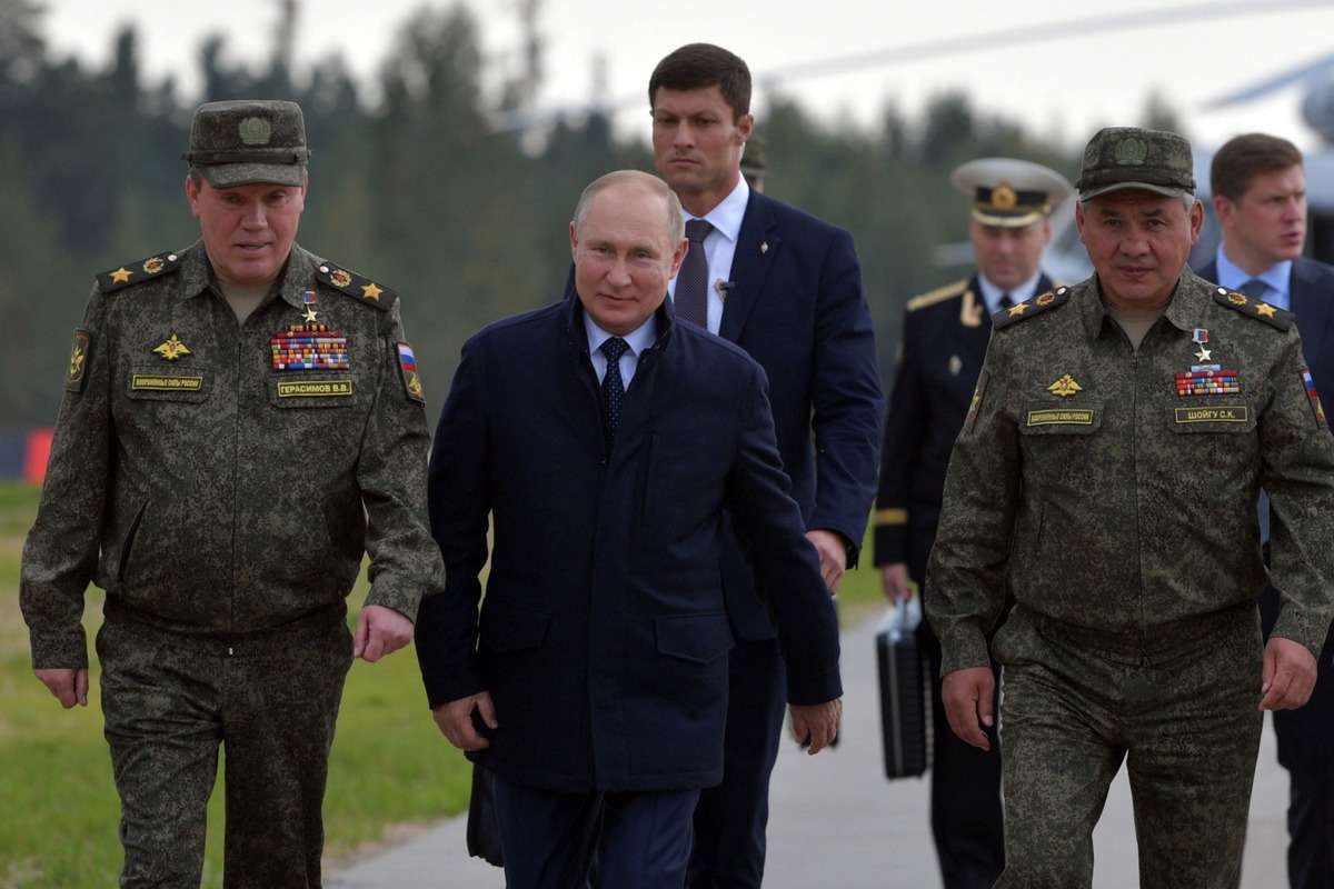 putin_with_his_soldiers.jpg