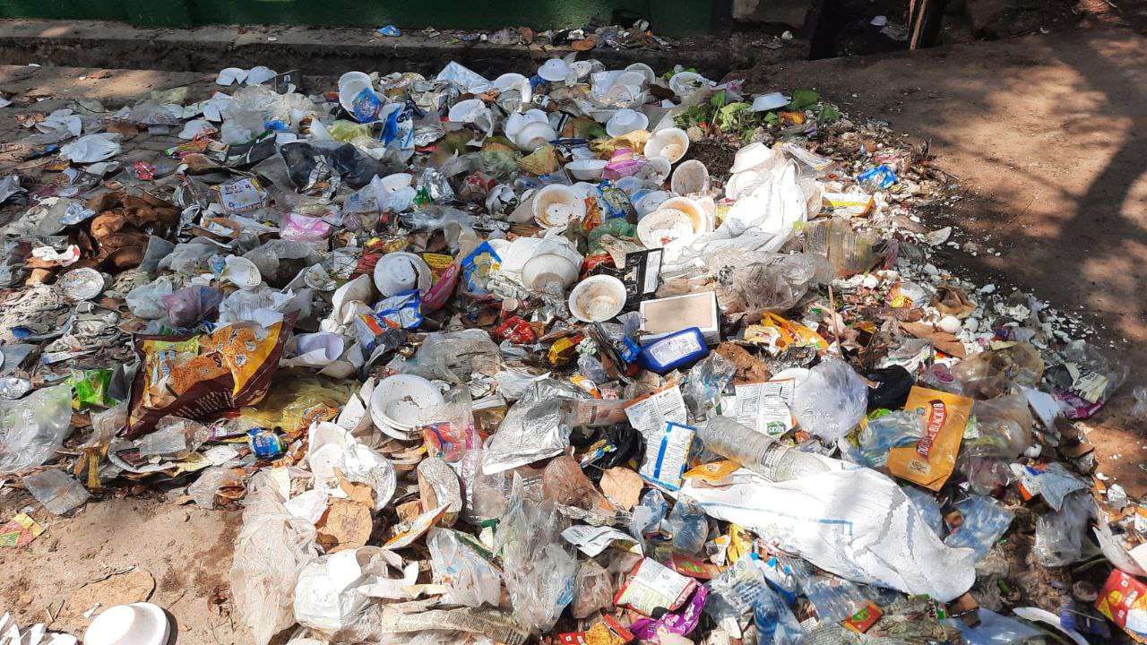 मेला ग्राउंड में पड़ा गंदगी का ढेर
