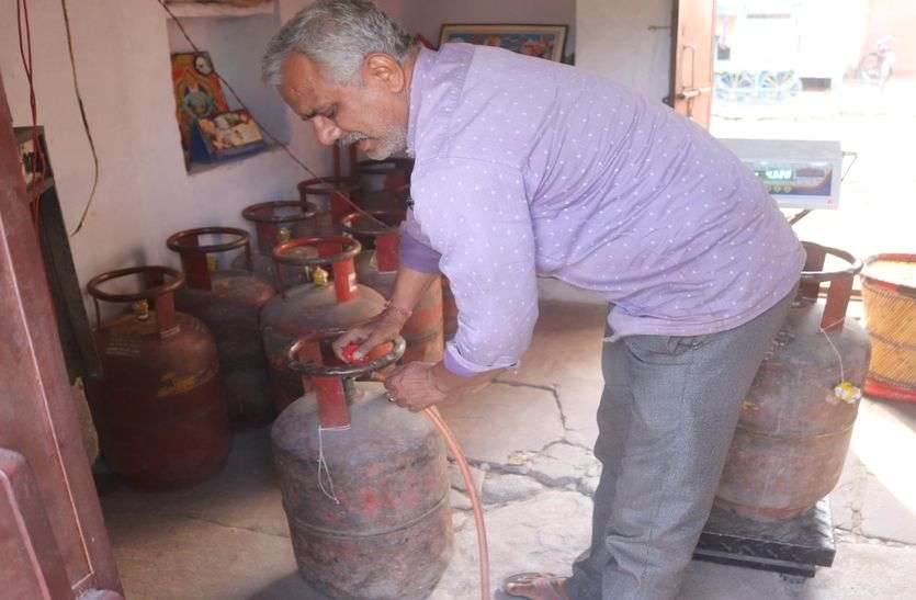 धड़ल्ले से चल रही है अवैध गैस रिफ्लिंग, अधिकारी बोले छुट्टी है सोने दो...