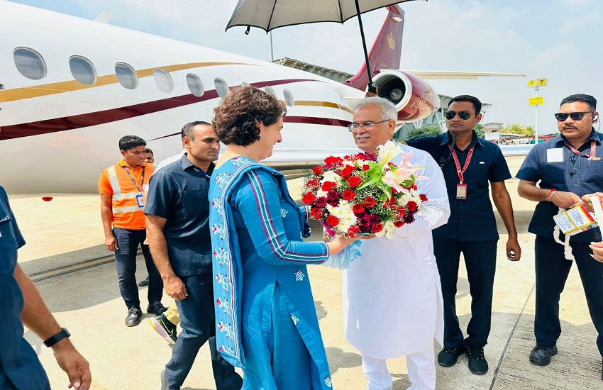 Priyanka Gandhi In Chhattisgarh : सीएम बघेल ने रायपुर एयरपोर्ट में प्रियंका गांधी का किया स्वागत, कांकेर के लिए हुईं रवाना