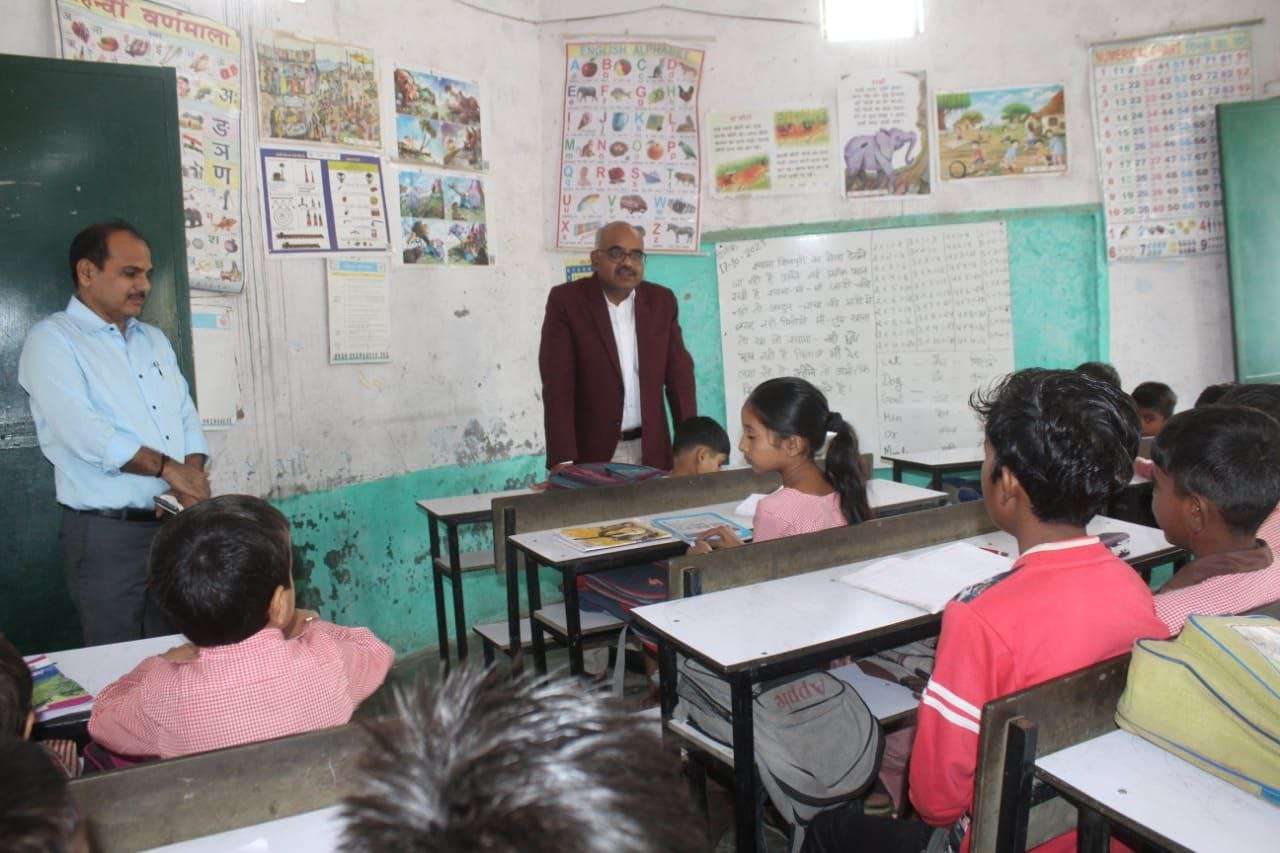डीएम ने किया विभागों का औचक निरीक्षण, अनुपस्थित अधिकारियों और कर्मचारियों का वेतन रोकने के निर्देश