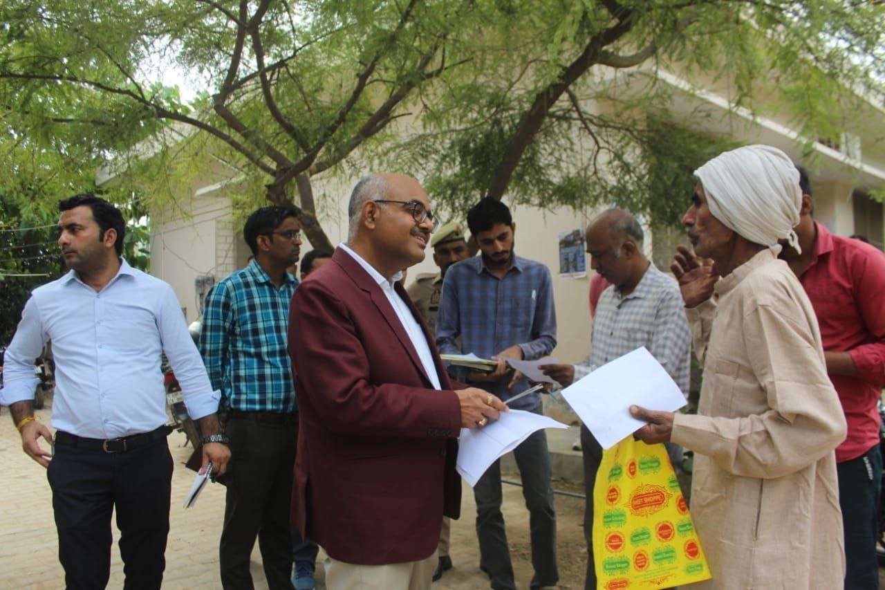 डीएम ने किया विभागों का औचक निरीक्षण, अनुपस्थित अधिकारियों और कर्मचारियों का वेतन रोकने के निर्देश