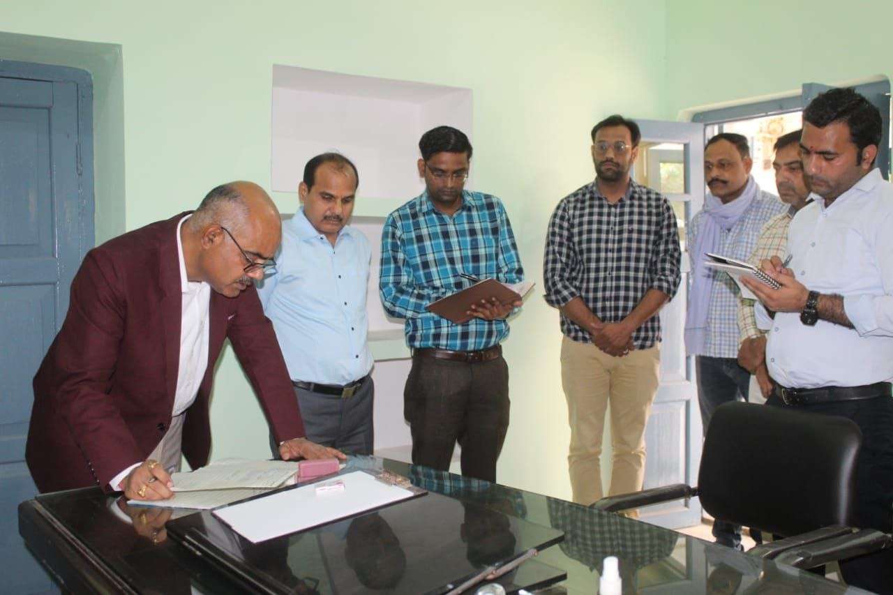 डीएम ने किया विभागों का औचक निरीक्षण, अनुपस्थित अधिकारियों और कर्मचारियों का वेतन रोकने के निर्देश