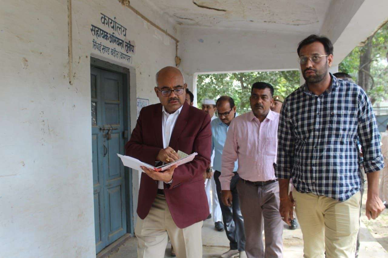 डीएम ने किया विभागों का औचक निरीक्षण, अनुपस्थित अधिकारियों और कर्मचारियों का वेतन रोकने के निर्देश